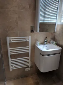 Zwei Schlafzimmer / zwei Badezimmer. Ruhig und günstig gelegen. - Image 5