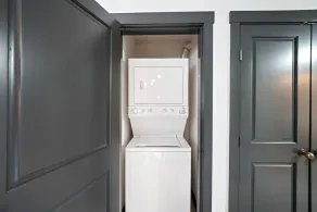 Lässige Eleganz: 52-Zoll-HD-TV, Wasch- / Trockner, Eckschrank Große Fenster, 2 Betten, 2 Bäder - Image 2