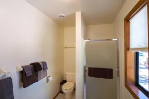 Quail Crossing Lodge har 3 soveværelser, 3 badeværelser, en tilgængelig enkelt kabine beliggende i Yosemite ... - Image 3