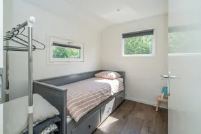 Njut av en modern inredd chalet som ligger i utkanten av parken med fri utsikt. N - Image 5