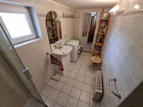 Casa con ampio terrazzo e piscina per vacanze in città e natura - Image 3