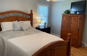 Conviently located cozy 2 bedroom home on quiet street.  - Image 4