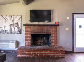 NEWLY RENOVATED 2bedroom in heart of Oakhurst - Image 2