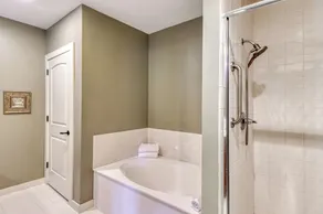 King Suite w/ kitchenette & full size fridge -55 in TV cable -pool & hot tub! - Image 3
