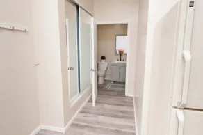 2 Bed, 1 Bath, Ground Floor, Sleeps 7, Loft Style Open Concept Apartment - Image 3