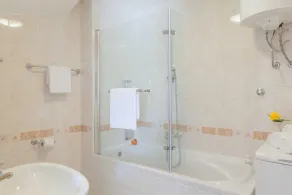 Charming 3-BR Villa for 6 with private pool, close to the sea - Image 3