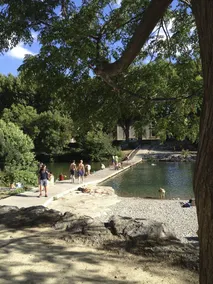 Stilfuldt hus med opvarmet pool i midten af middelalderens Bize ved siden af floden svømning - Image 2