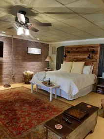 Downtown studio apartment walking distance to restaurants and shops - Image 5