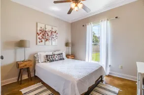Pet friendly,king bed,jacuzzi tub,separate shower - Image 5