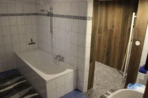 Ferienwohnung Erdgeschoss, 50 qm, 2-4 Pers., 1 Schlafzimmer, Wohnzimmer mit Ausziehcouch, Wohnküche, Bad/WC - Image 3