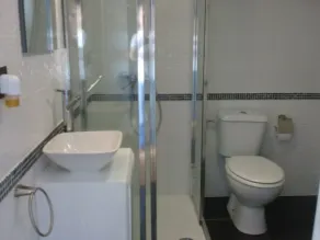 ERBJUDANDE Hus med privat pool med saltlösning och trädgård och terrasser - Image 3