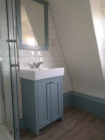 Cosy character apartment overlooking historic harbour and beach - Image 3