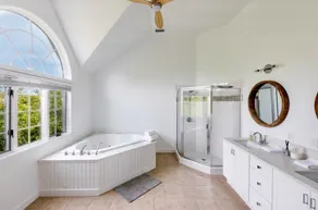 Beautiful, spacious, newly renovated house close to Ditch plains - Image 2