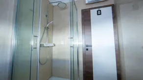 Waterfront modern apartment - Image 3