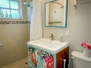Comfortable home with King bed suite - close to Beach! - Image 4
