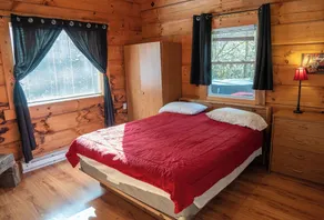 Abgeschiedenes Blockhaus. Heiße Wanne auf Deck und Whirlpool für zwei Personen am Kamin - Image 4
