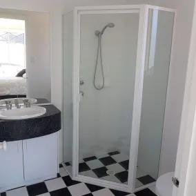 Lakeside self-contained room with private entry - 1 min from Wangi jetty - Image 4