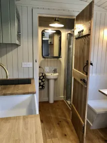 Stylish shepherd's hut, 10 mins walk from beach and village - Image 4