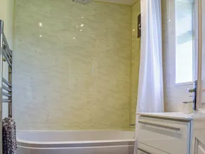4 bedroom accommodation in Evesham - Image 3