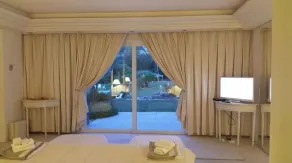 Large 600M2 property, tennis and 60sqm pool house with bar-kitchen on 10000 sqm - Image 5