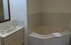 1 x Queen Bedroom Cottage with Spa - Image 5