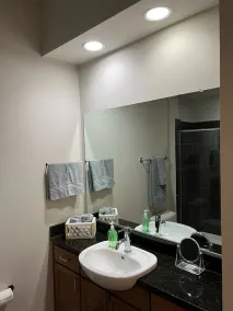 Stylish Townhouse In Uptown, 1BD studio, City Views & WiFi - Image 2