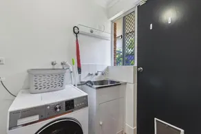 2BR Modern Haven in Inglewood - Image 2