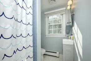 Newly updated home sleeps 7, AC, free WIFI, half mile to town - Image 3