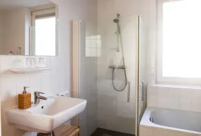 Appartement spacieux et confortable avec jardin privé au pied des dunes. - Image 5