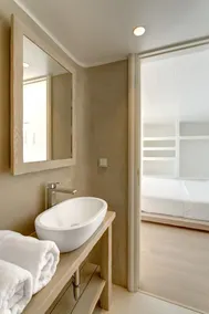 Amazing Contemporary villa located on the beach & Walking distance to Scorpios - Image 5