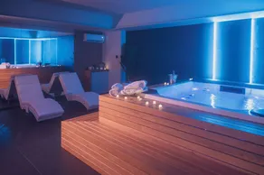 Opvarmet udendørs jacuzzi-pool | Luksusvilla med privat pool og fyrretræ - Image 2