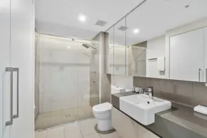 Modern Riverside Oasis - Gym Pool WiFi & Parking - Image 4