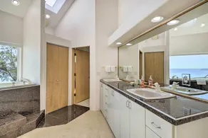 Kingston Home with Magnificent Ocean Views - Image 5