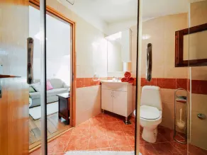 Charming 2-Bed Apartment - Image 3