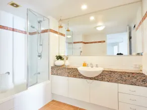 RIESIGER PRIVATER SICHERER HOF MIT WASSERANSICHT - Image 5