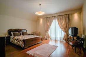 Secluded detached home - Image 5