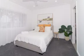 Charming 3 bedroom, modern, waterfront home - Image 3