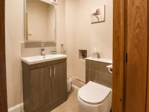MOSSCARR BARN, pet friendly, luxury holiday cottage in Pateley Bridge - Image 4
