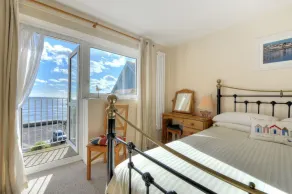 6 BAY VIEW COURT, family friendly in Lyme Regis - Image 4