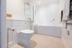 Diese ausgezeichnete Wohnung verfügt über eine der besten Aussichten in Wells-next-the-Sea. Es verfügt über einen offenen Wohnraum mit Französisch Türen, die auf einen super kleinen Balkon führen, und ein zweites Fenster mit freiem Blick auf den Hafen,... - Image 3