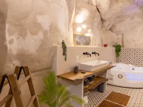 Gîte troglodyte unique avec jacuzzi, billard et jardin, près de Doué La Fontaine et Saumur - Image 3