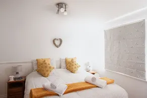 Flip Flops - Three Bedroom Cottage, Sleeps 6 - Image 3