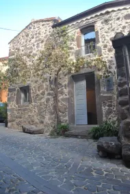 Historic renovated cottage, perfect for touring all over the Island - Image 3