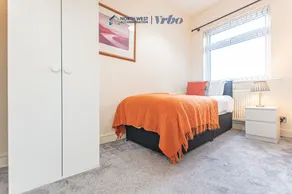 Fully Furnished 3BR House in Manchester | Free Wifi & Parking | Near City Centre - Image 5
