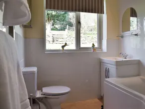 3 bedroom accommodation in near Chipping Warden - Image 2