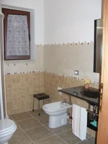 Maison vue mer entourée de verdure - Image 2