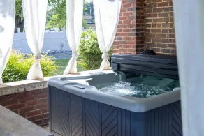 Historic 4 bedroom house with hot tub-great location - Image 4