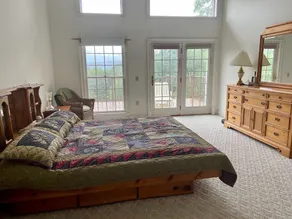 Private home on 37 acres with stunning mountain views - Image 5