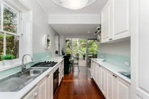 Neutral Bay- HOLDS Holdsworth Street - Stylish 2BR with Leafy Deck Modern Charm Near Neutral Bay Ferry - Image 4
