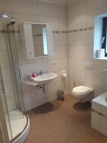 Beautiful 2 bedroom apartment right on the lake - Image 2